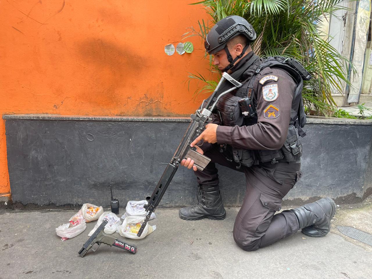 Polícia apreende drogas, arma, munições e prende criminoso em comunidade de São Gonçalo 